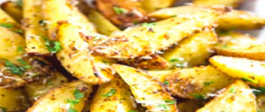 Gebakken aardappelpartjes met knoflook en Parmezaanse kaas