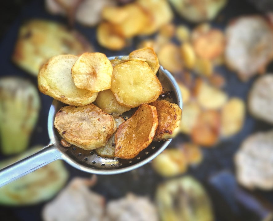 Gekookte aardappelen bakken