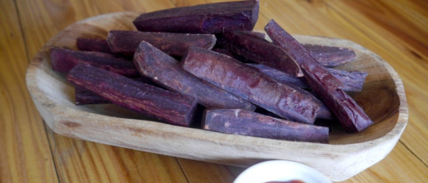 Knapperige paarse zoete aardappel frietjes uit de oven